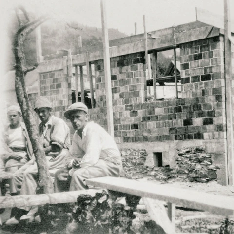 Michael Bell und Hugo Wilhelm helfen beim Wiederaufbau der bis auf die Grundmauern abgebrannten Häuser im Dorf. 