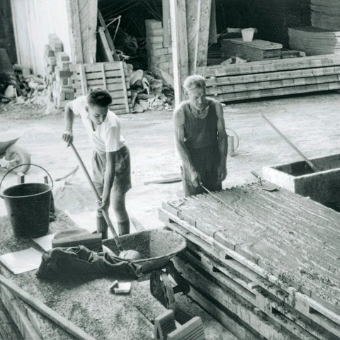 Egon und Othmar Lampert stellen 1963 in der Werkstatt Fertigteil-Rapiddecken von Hand her. 
