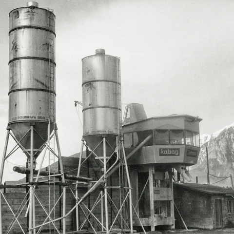 Erste Betonmischanlage wird abgebildet.