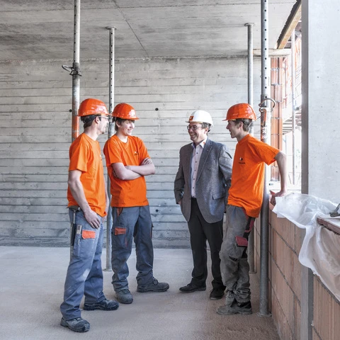 Johannes Wilhelm besucht die Lehrlinge auf der Baustelle.