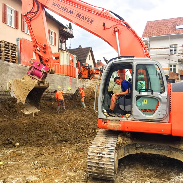 Baugrubensicherung mit Bagger Ingenieursbau