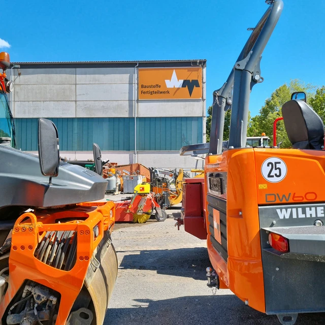 Zahlreiche Baumaschinen und Geräte lagern im Bauhof von Wilhelm-Mayer in Klaus.