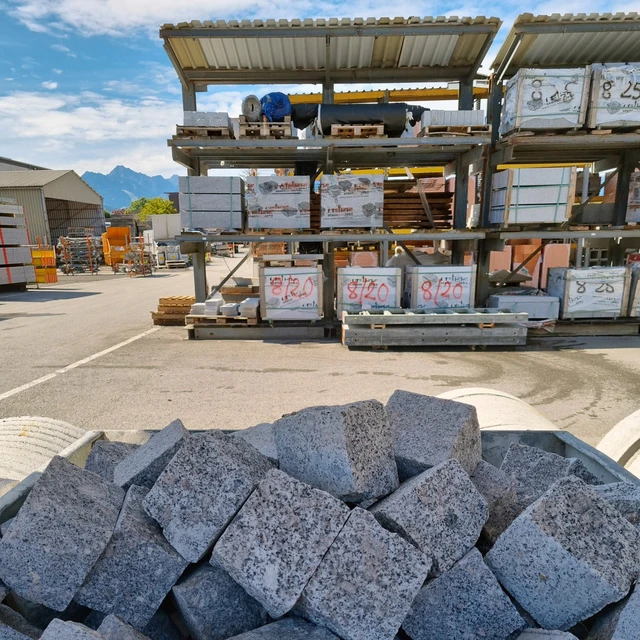 Pflastersteine lagern im Bauhof von Wilhelm-Mayer in Klaus.
