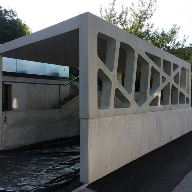 Carport aus Betonelementen, individuell produziert im Fertigteilwerk von Wilhelm-Mayer.