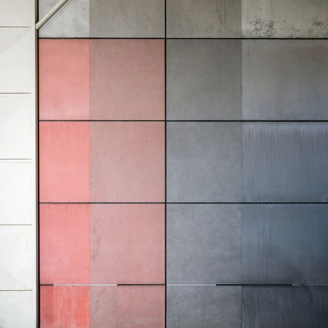 Rote und blau-graue Betonoberflächen zur Auswahl bei der Produktion von Fertigteilen.