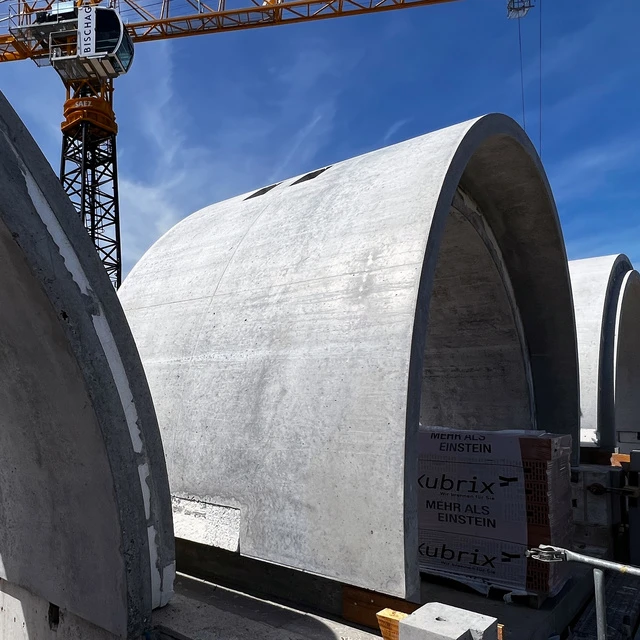 Betonfertigteile: Tonnendächer auf einer Wohnanlage