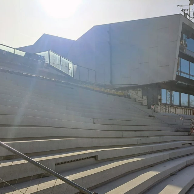 Tribüne aus individuell angefertigten Fertigteilen aus Stahlbeton.