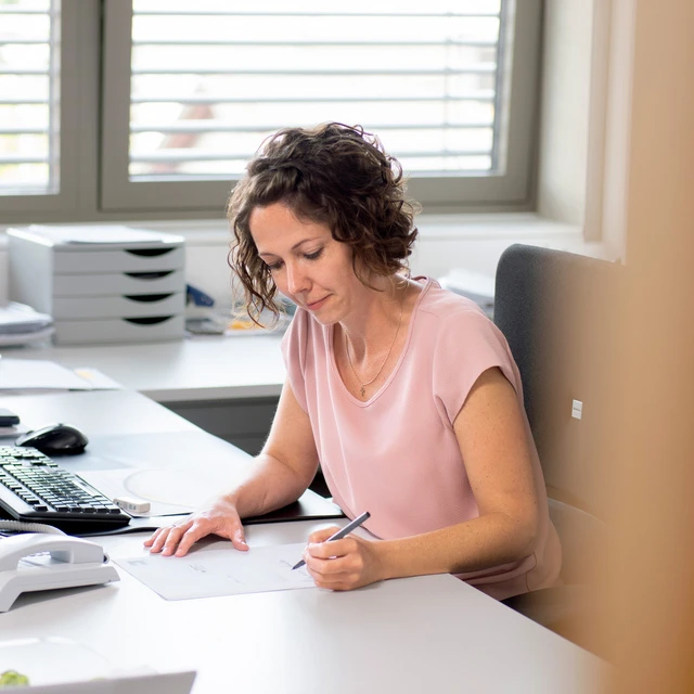 Mitarbeiterin überprüft Unterlagen. 