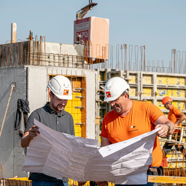 Bauleiter und Polier besprechen den Bauplan