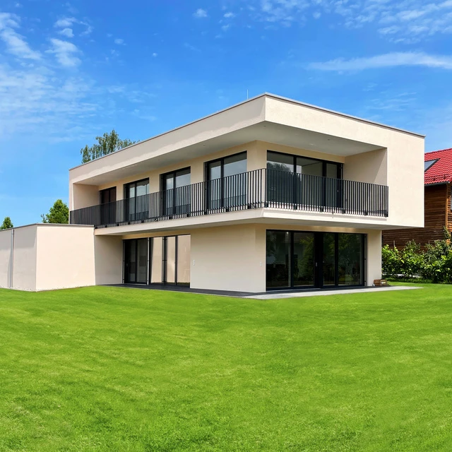 Fertiggestelltes Einfamilienhaus mit Garten, umgesetzt von Wilhelm-Mayer als Generalunternehmer.