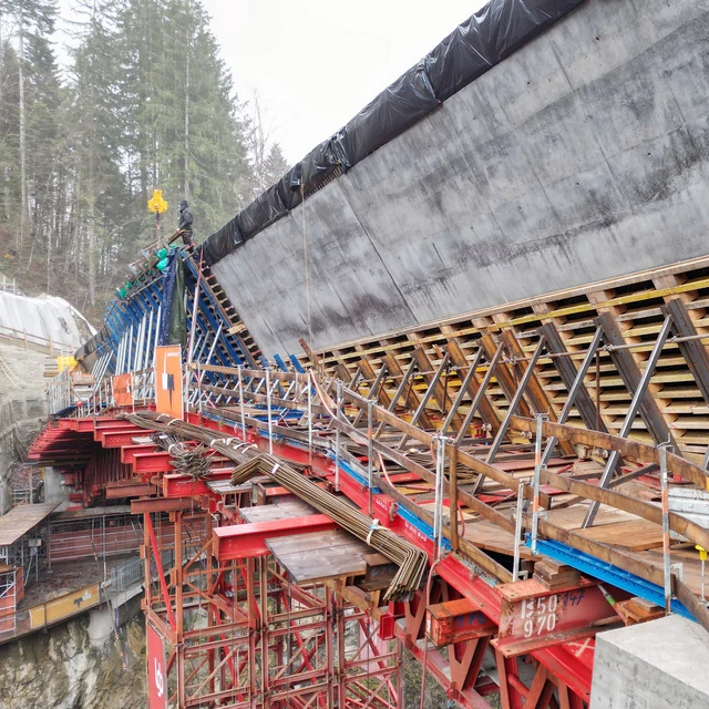 Neubau der Rappenlochbrücke in Dornbirn. Details der Konstruktion, wie Lehrgerüst, Schalungen und betonierte Abschnitte des v-förmigen Tragwerks.