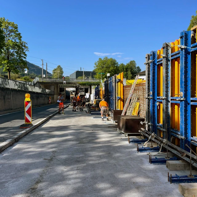 Die Wände einer Straßenunterführung werden saniert.