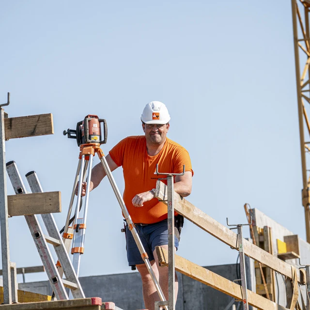 Polier lacht in die Kamera.