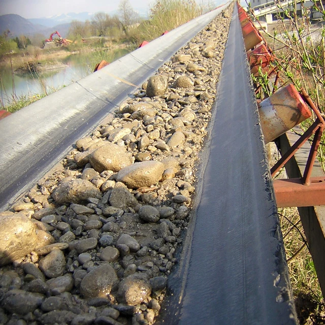 Förderband mit Steinen im Kieswerk von Wilhelm-Mayer in Brederis.