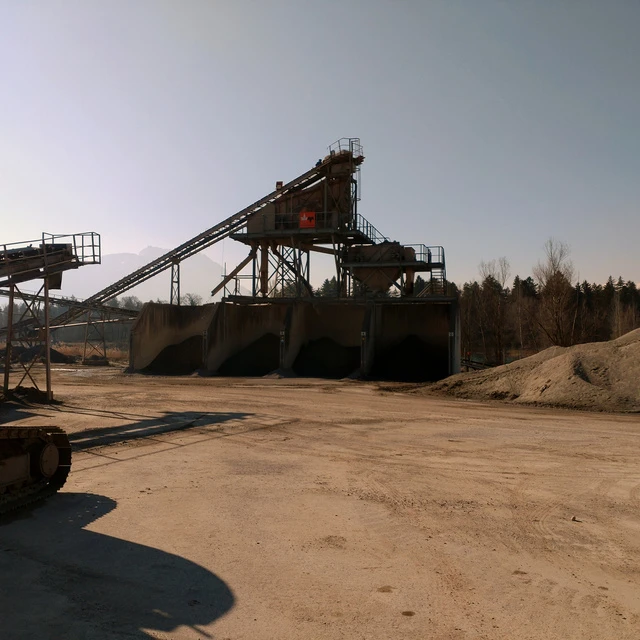 Förderturm und große Kies- und Sandhaufen im Kieswerk von Wilhelm-Mayer in Brederis.