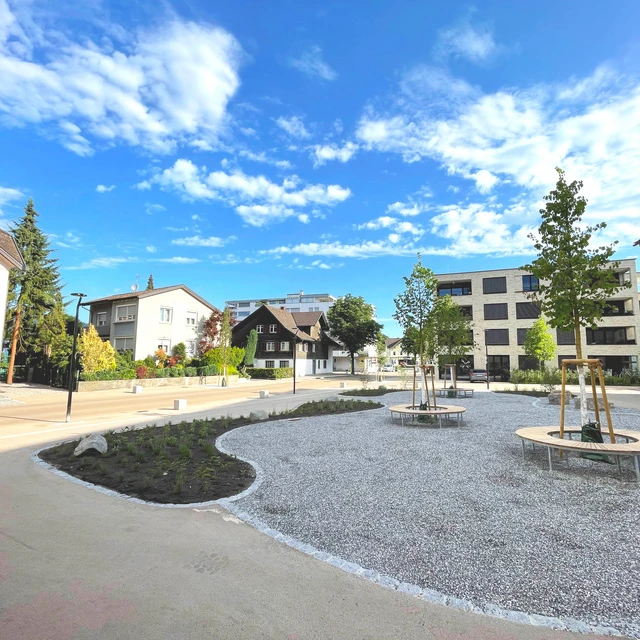 Öffentlicher Platz der asphaltiert wurde