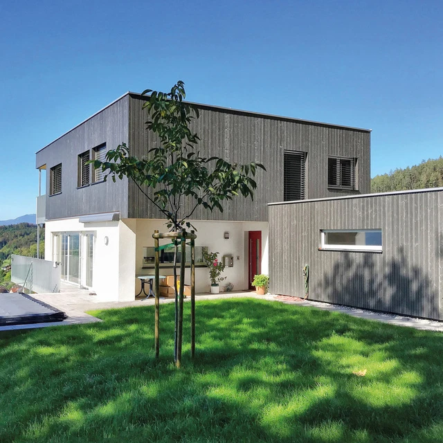 Fertiggestelltes Haus mit Flachdach in Hanglage nach Umbau und Sanierung. Abtragen bestehendes Satteldach, Sanierung und Aufstockung in Holzbauweise auf das bestehende Wohnhaus. Errichtung einer Garage im nordöstlichen Bereich.