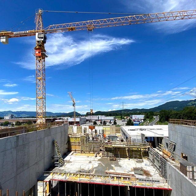 Baustelle Hochbau wo gerade Schalungsarbeiten durchgeführt werden.