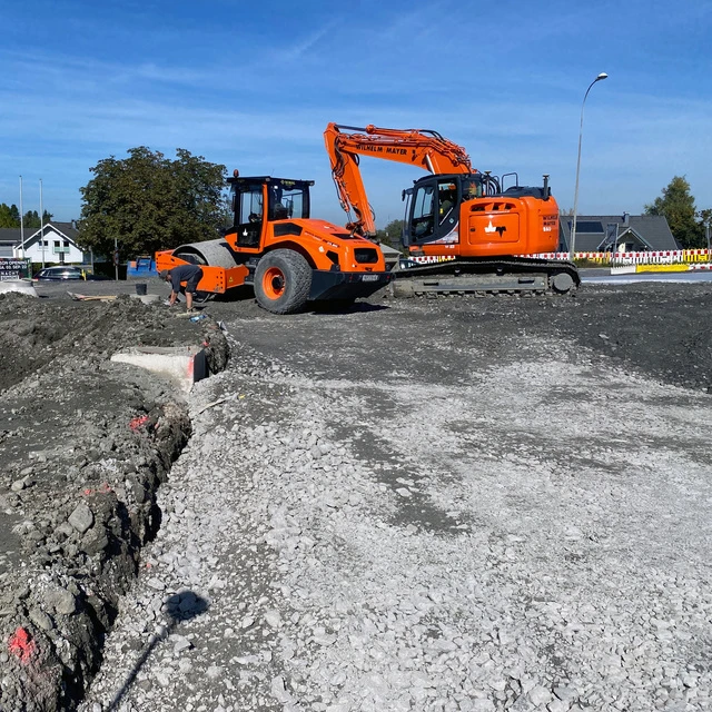 Bagger auf einer Straßen- und Kanalbaustelle von Wilhelm-Mayer Tiefbau.
