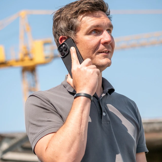 Mitarbeiter telefoniert.