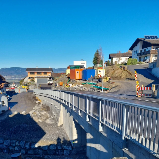Stützbauwerk beim Ausbau der Landesstraße in Batschuns, Vorarlberg.