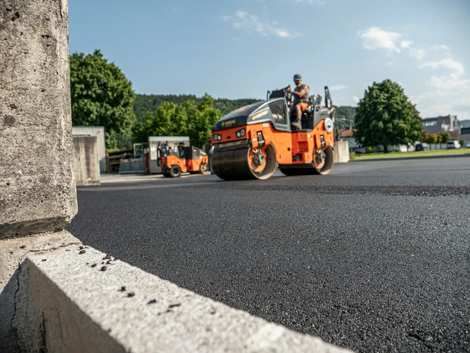 Asphaltiermaschine bei der Arbeit