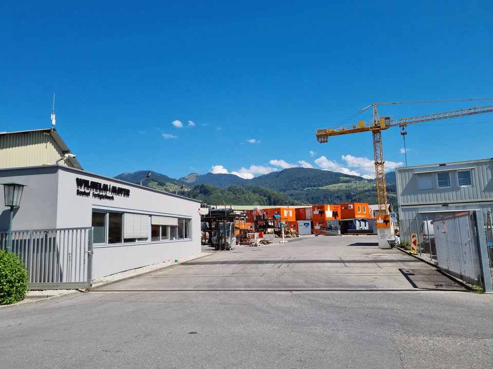 Eingang und Zufahrt zum Bauhof von Wilhelm-Mayer in Klaus.