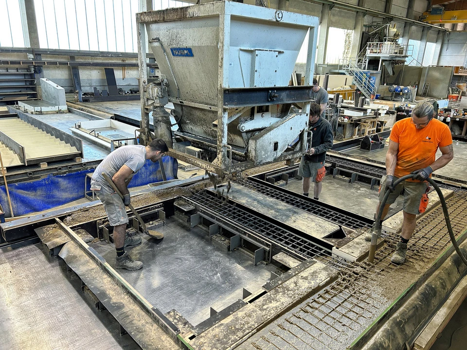 Im Betonfertigteilwerk von Wilhelm-Mayer in Klaus werden Fassadenelemente gegossen.