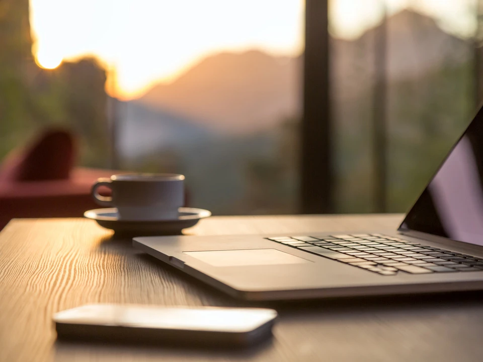 Laptop, Smartphone und Kaffee ist zu sehen