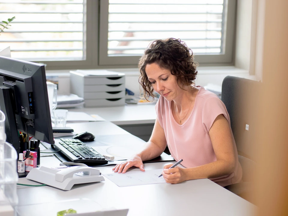 Mitarbeiterin überprüft Unterlagen. 
