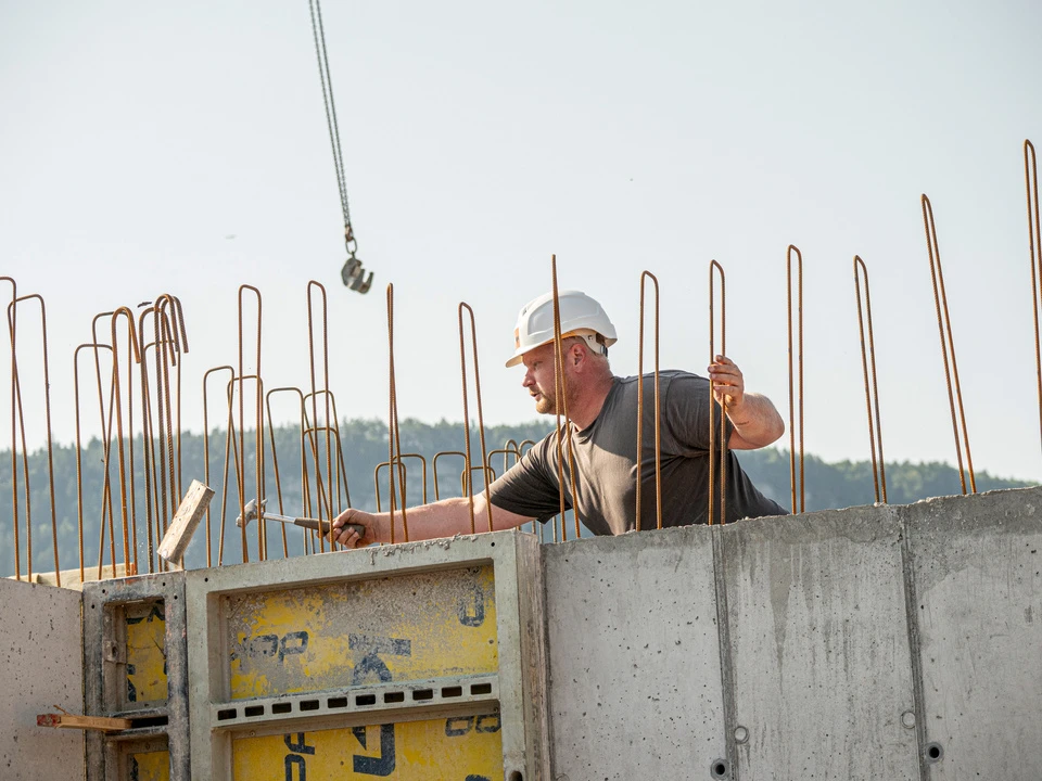 Ein Bauarbeiter mit Hammer bei der Arbeit.