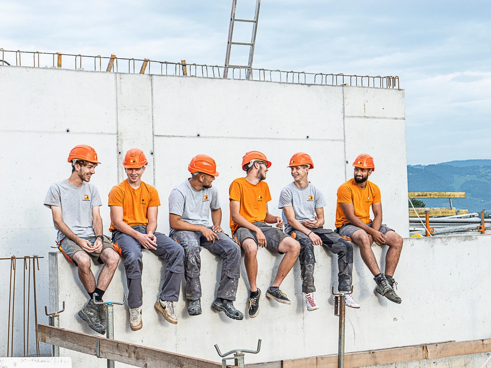 Lehrlinge sitzen zusammen und reden miteinander