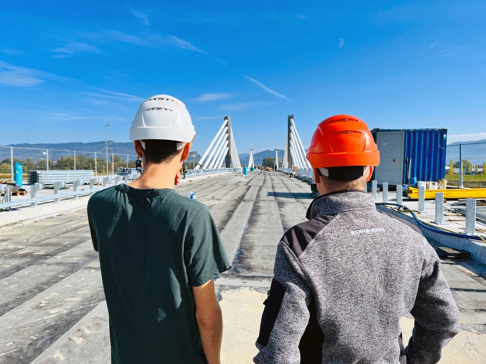 Ein Bauleiter und ein Arbeiter von Wilhelm-Mayer besichtigen die Baustelle der neuen Rheinbrücke zwischen Hard und Fußach.