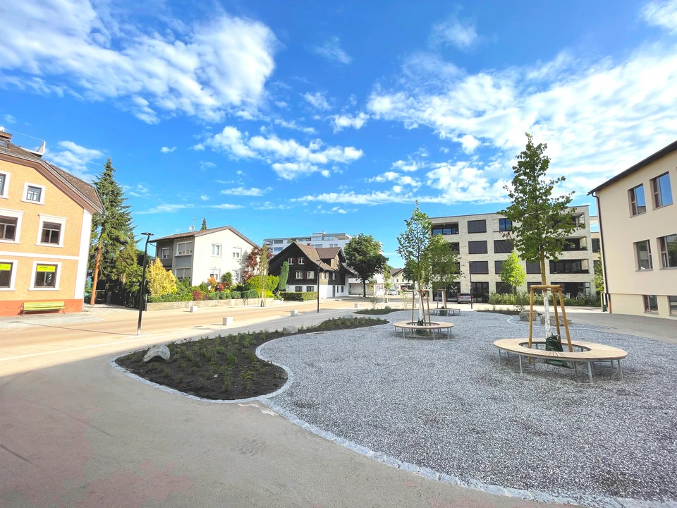 Öffentlicher Platz der asphaltiert wurde