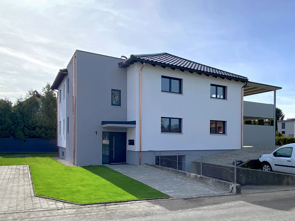 Umbau und Sanierung eines Einfamilienhauses zu einem Wohnhaus mit zwei separaten Einheiten.