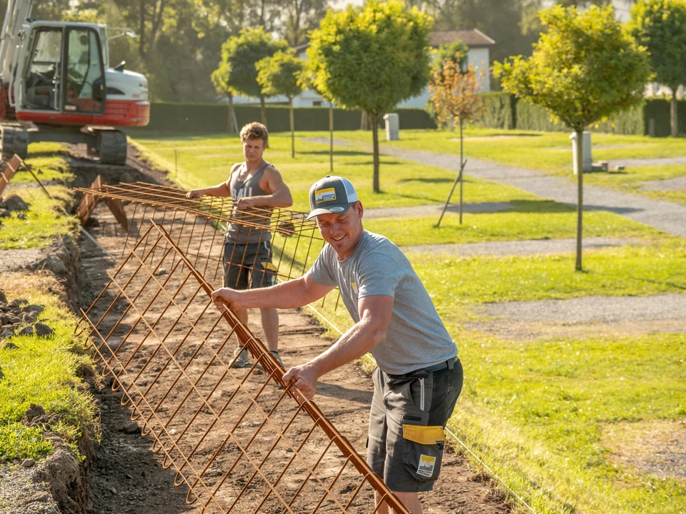 Ein Teil des Teams von Wachter Tiefbau arbeitet auf einer Baustelle.
