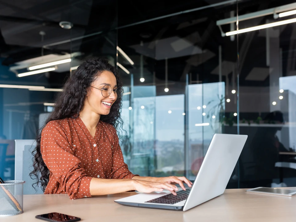 Frau schreibt auf Laptop
