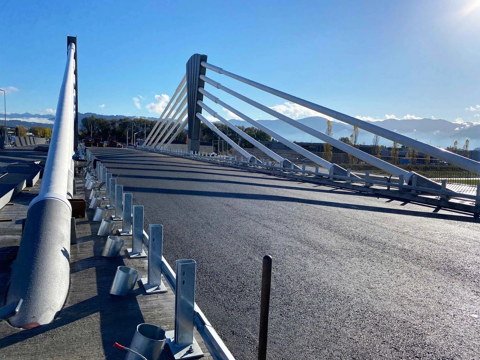 Blick auf die neu asphaltierte Fahrbahn der Rheinbrücke Hard-Fußach.