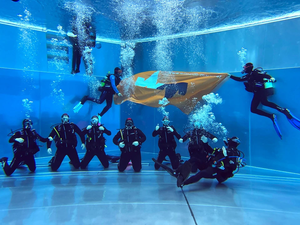 Lehrlinge am Tauchen. 