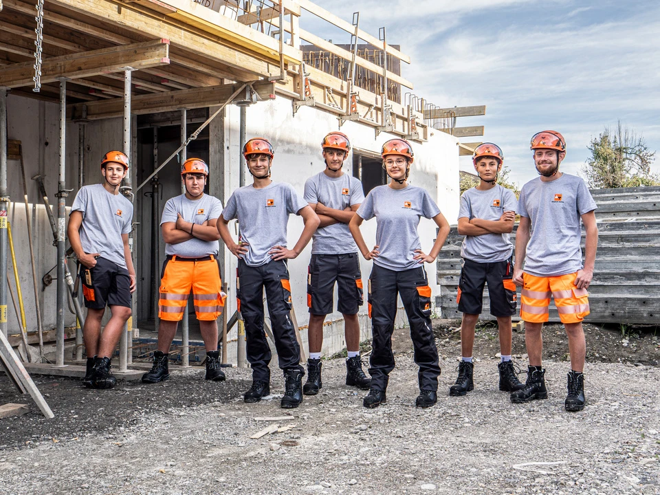 Teamfoto von Lehrlingen auf einer Baustelle von Wilhelm+Mayer in Götzis.