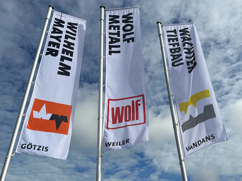 Fahnenmasten mit den Fahnen von Wilhelm+Mayer, Wolf Metall und Wachter Tiefbau.